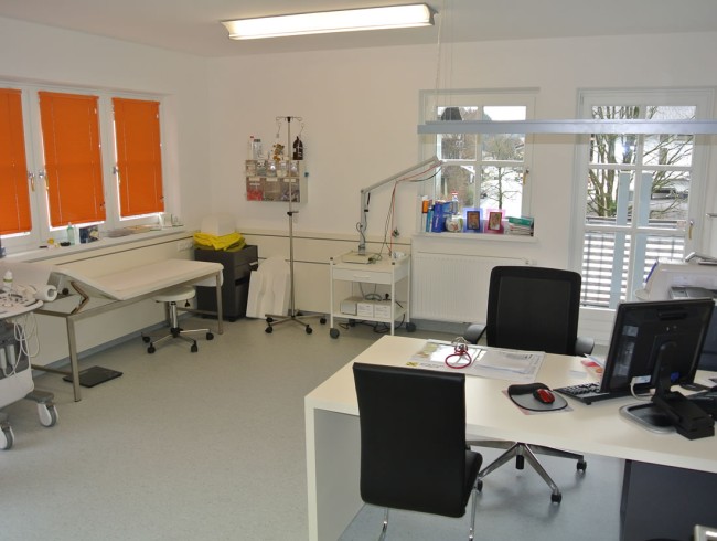 Freundliche Behandlungsräume mit modernen Geräten