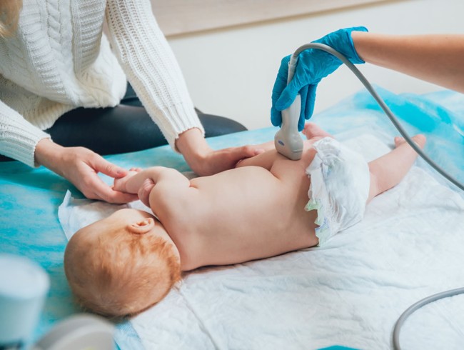 Ultraschall bei Säuglingen, Hüftsonographie © Shutterstock